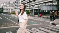 Begitu juga dengan foto saat ngopi ini. Chantiq Schagerl berpose melangkah di zebra cross sambil memegang kopi favoritnya. Foto: Instagram @cha_schagerl