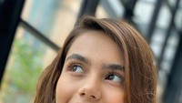 Lagi-lagi nongkrong di kafe kekinian, gaya candid Chantiq Schagerl saat memegang gelas ini juga sukses membuat netizen salah fokus. Foto: Instagram @cha_schagerl