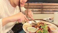 Soal makanan, Chantiq Schagerl mengatakan bahwa dirinya menyukai makanan Timur Tengah. Dalam caption ia mengatakan betapa sukanya ia dengan makanan khas Arab ini. Foto: Instagram @cha_schagerl