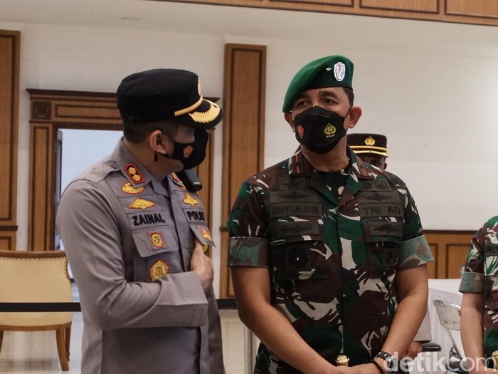 Danrem 061/Surya Kencana Brigjen Rudy Saladin ditemani Kapolres Sukabumi Kota AKBP Zainal Abidin