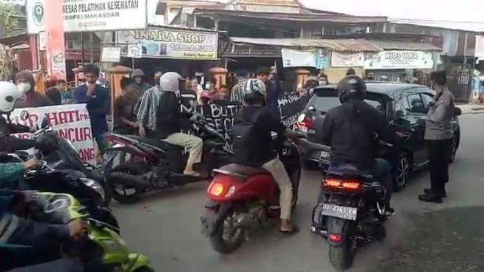 Demo warga di Jalan Antang Raya tuntut perbaikan jalan rusak parah.