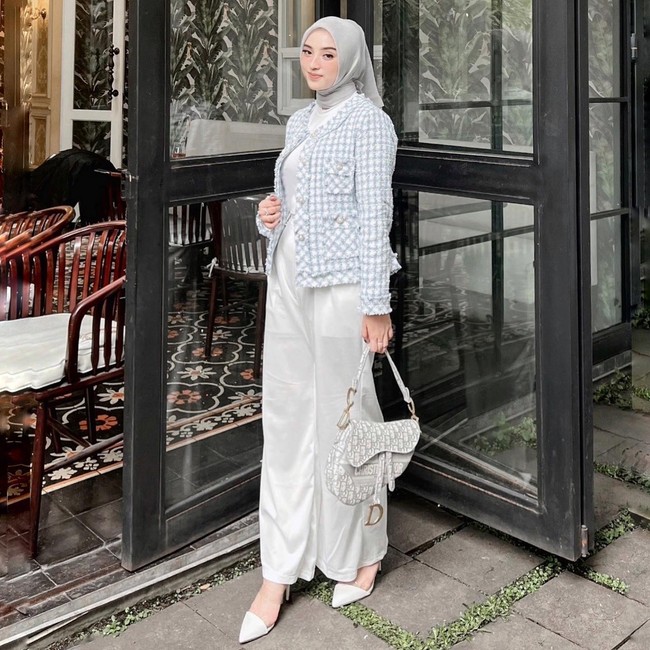 Tas Christian Dior jadi pilihan Dinan untuk bergaya. Kali ini adalah jenis Saddle Bag, Gray Dior Oblique Embroidery. Harga tas tersebut pada situs resminya mencapai US$ 3.950. Foto: Instagram @dinanfajrina