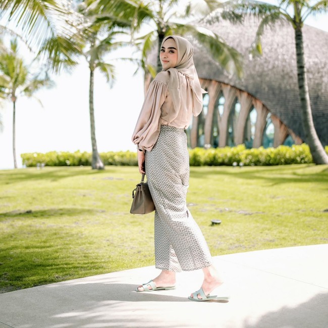 Sebelum sang suami ditahan, Dinan Nurfajrina kerap mengunggah foto penampilannya di Instagram. Dia bergaya ootd menenteng berbagai tas yang harganya tidaklah murah. Foto: Instagram @dinanfajrina