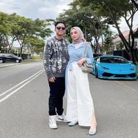 Dinan Nurfajrina, istri Doni Salmanan populer di Instagram, TikTok dan YouTube. Channel YouTube miliknya kerap mengunggah soal tips kecantikan dan review skincare. Subscriber YouTube Dinan saat ini mencapai 4,5 ribu. Sedangkan pengikut Instagramnya lebih dari 800 ribu. Foto: Instagram @dinanfajrina