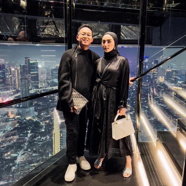 Seperti pada foto ini, Dinan Nurfajrina menenteng tas Louis Vuitton puluhan juta saat berpose mesra bersama Doni Salmanan. Foto: Instagram @dinanfajrina