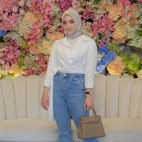 Dinan Nurfajrina yang akan diperiksa polisi terkait kasus suaminya Doni Salmanan, berpose #ootd dengan menenteng Hermes Kelly yang harganya Rp 200 jutaan hingga Rp 300 jutaan. Gaya Dinan ini termasuk disorot netizen. “Teteh syantik sedang menenteng rumah,” tulis netizen. “Sekarang pakai tas branded eyyy,” tulis netizen lainnya. Foto: Instagram @dinanfajrina