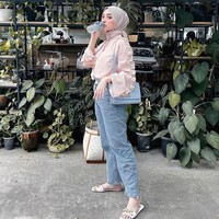Bergaya sambil minum, Dinan Nurfajrina menenteng tas biru keluaran brand Louis Vuitton seharga US$ 2.260. Foto: Instagram @dinanfajrina