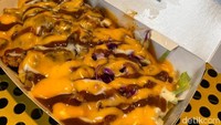 Mix With Fries ukuran sedang, harganya Rp 49.500 setelah dengan pajak. Terlihat isian halal snack pack ini begitu padat. Sausnya tiga jenis yaitu garlic mayo, BBQ, dan sweet chili.