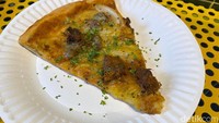 Kalau mau coba yang unik, inilah pizza rendang. Tekstur daging rendangnya benar-benar mirip daging sapi asli. Paduan bumbu rendangnya juga tercecap gurih kuat dan penuh rempah. Cita rasa tradisionalnya benar-benar kental.