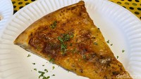 Harga pizza Rp 38.500 per buah. Untuk pizza margherita disajikan dengan taburan basil. Pizza ini menebar aroma asam saus tomat. Rasanya asam gurih karena menggunakan paduan keju mozzarella.