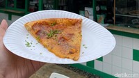 Salah satu tenant kuliner yang hits di sini, Maxs Pizza yang merupakan gerai pizza vegan di bawah Burgreens. Gerainya berada di bagian ujung.