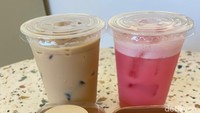 Lalu untuk minumannya bisa mencicipi Kopi Susu Willow (Rp 20 ribu) dan Pinky Boys (Rp 35 ribu) dari Willow Coffee. Untuk kopi susunya merupakan yang jenis dominan susu dengan rasa manis creamy. Sedangkan Pinky Boys merupakan campuran stroberi dan Yakult yang asam segar.