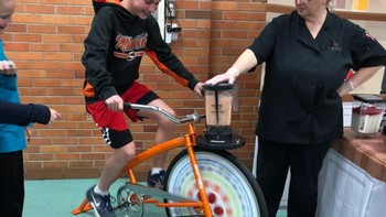 Saat mengayuh sepeda, saat itu juga membuat campuran smoothie buah. Foto: Brightside