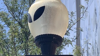 Tanda jalan yang dibuat pintar dengan lampu jalan. Foto: Brightside