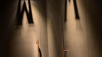 “Restoran ini menggunakan bayangan untuk menunjukkan toilet untuk pria dan wanita (men dan women).” Foto: Brightside