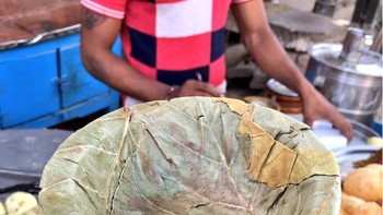 Mangkuk ini cuma terbuat dari 3 daun lho, lalu diikat menjadi satu hanya dengan peniti bambu kecil. Foto: Brightside