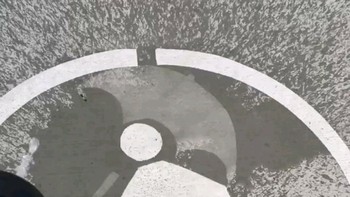 Kreatif, tanda jalan pada trotoar ini akan menunjukkan gambar payung saat basah. Foto: Brightside