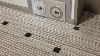 Tombol lift pakai tendangan kaki, cocok di saat pandemi saat ini. Foto: Brightside