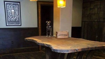 Terlihat estetik kaki meja menyatu dengan lantai dengan nuansa kayu. Foto: Brightside