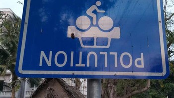 Tanda jalah yang kreatif, mengajak semua untuk bersepeda demi mengurangi polusi. Foto: Brightside