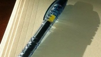 Pulpen ini terbuat dari botol air daur ulang tak heran jika bayangannya menyerupai. Foto: Brightside