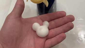Gemas, dispenser sabun ini akan mengeluarkan busa berbentuk Mickey Mouse. Foto: Brightside