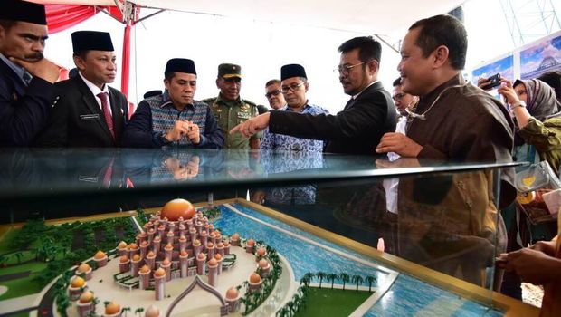 Gubernur Sulsel, Syahrul Yasin Limpo saat pemancangan tiang masjid 99 kubah pada tahun 2017 lalu.