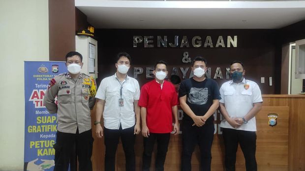 Hamsul, tersangka kasus investasi kripto bodong  (pakai baju tahanan warna merah) saat ditahan di Mapolda Sulsel beberapa waktu lalu (Dok.Istimewa).
