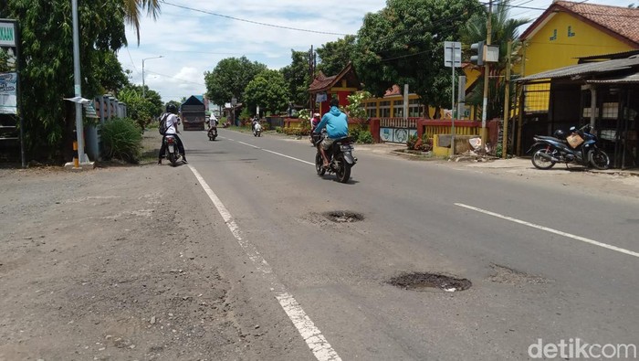 Jalan berlubang ditemukan pada sejumlah titik di ruas jalan nasional Cijulang-Pangandaran.