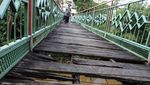 Jembatan Penghubung Jakarta-Depok Rusak