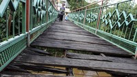 Kayu-kayu lantai jembatan sudah lapuk. Selain itu juga terdapat lubang di beberapa bagian.