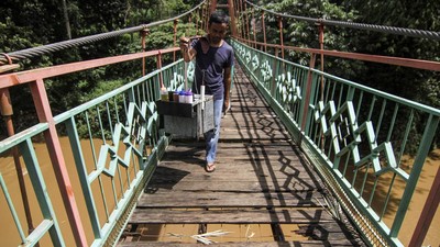 Jembatan Penghubung Jakarta-Depok Rusak