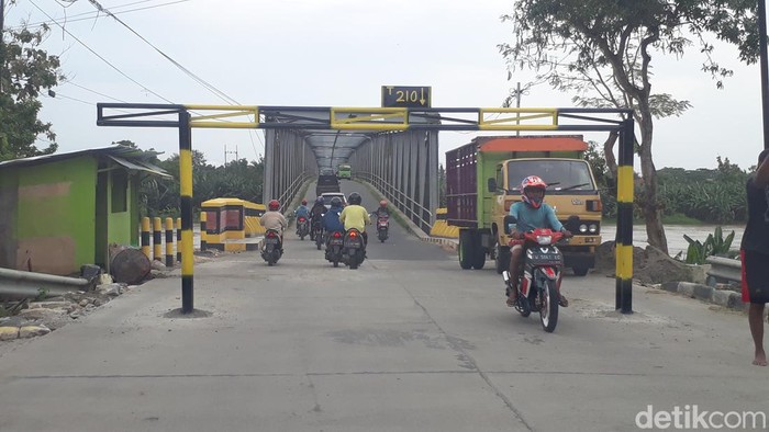 Jembatan Simo-Glendeng sisi Tuban diportal rendah supaya truk tidak bisa melintas