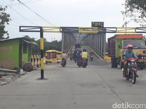 Jembatan Glendeng Sisi Tuban Dipasang Portal, Sopir Truk Kaget Tak Bisa Lewat