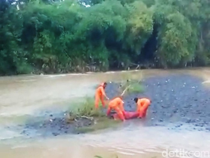 Jenazah pria yang tenggelam terseret arus sungai saat buang hajat ditemukan tewas