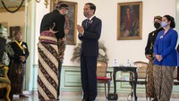 Jokowi langsung masuk menuju paringgitan. Jokowi lalu menyapa keluarga Mangkunegaran dan menghampiri Mangkunegoro X.