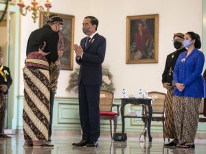 Momen Jokowi Beri Selamat Atas Pengukuhan KGPAA Mangkunegoro X