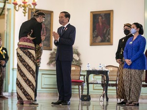 Momen Jokowi Beri Selamat Atas Pengukuhan KGPAA Mangkunegoro X