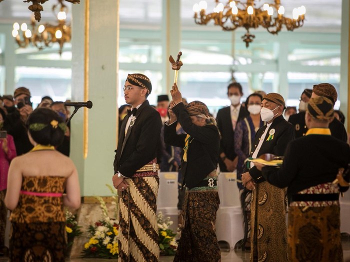 Presiden Joko Widodo (tengah) saat menghadiri Jumenengan Mangkunagoro X di Pura Mangkunegaran, Solo, Jawa Tengah, Sabtu (12/3/2022). Pura Mangkunegaran menggelar Jumenengan atau upacara kenaikan takhta GPH Bhre Cakrahutomo Wira Sudjiwo sebagai KGPAA Mangkunagoro X dan mengundang sejumlah tamu undangan diantaranya dari Keraton Kasunanan Solo, Keraton Kasultanan Yogyakarta dan Pura Pakualaman Yogyakarta. ANTARA FOTO/Mohammad Ayudha/rwa.