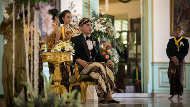 Presiden Joko Widodo (tengah) saat menghadiri Jumenengan Mangkunagoro X di Pura Mangkunegaran, Solo, Jawa Tengah, Sabtu (12/3/2022). Pura Mangkunegaran menggelar Jumenengan atau upacara kenaikan takhta GPH Bhre Cakrahutomo Wira Sudjiwo sebagai KGPAA Mangkunagoro X dan mengundang sejumlah tamu undangan diantaranya dari Keraton Kasunanan Solo, Keraton Kasultanan Yogyakarta dan Pura Pakualaman Yogyakarta. ANTARA FOTO/Mohammad Ayudha/rwa.