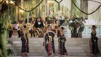 Pura Mangkunegaran menggelar Jumenengan atau upacara kenaikan takhta GPH Bhre Cakrahutomo Wira Sudjiwo sebagai KGPAA Mangkunagoro X dan mengundang sejumlah tamu di antaranya dari Keraton Kasunanan Solo, Keraton Kasultanan Yogyakarta, dan Pura Pakualaman Yogyakarta. 