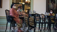 Raja Keraton Kasunanan Surakarta Hadiningrat Sinuhun Paku Buwono (PB) XIII bersama permaisuri menghadiri Jumenengan Mangkunagoro X di Pura Mangkunegaran.