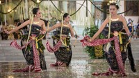 Tari Bedhaya Anglir Mendhung ditampilkan dalam acara Jumenengan Mangkunagoro X di Pura Mangkunegaran.