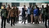 Jokowi tiba di Pura Mangkunegaran, Sabtu (12/3/2022) pukul 11.50 WIB. Jokowi hadir dengan mengenakan jas biru.