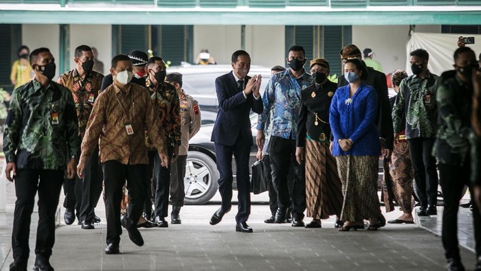 Jokowi Hadiri Jumenengan Mangkunegoro X Presiden Joko Widodo (tengah) saat menghadiri Jumenengan Mangkunagoro X di Pura Mangkunegaran, Solo, Jawa Tengah, Sabtu (12/3/2022). Pura Mangkunegaran menggelar Jumenengan atau upacara kenaikan takhta GPH Bhre Cakrahutomo Wira Sudjiwo sebagai KGPAA Mangkunagoro X dan mengundang sejumlah tamu undangan diantaranya dari Keraton Kasunanan Solo, Keraton Kasultanan Yogyakarta dan Pura Pakualaman Yogyakarta. ANTARA FOTO/Mohammad Ayudha/rwa.