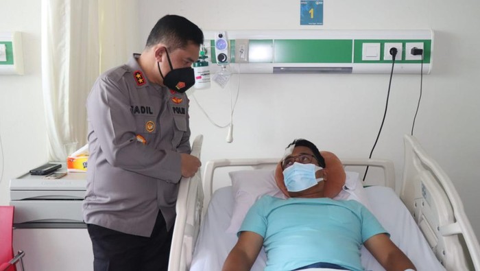 Kapolda Metro jenguk Kasat Intel Polres Jakpus AKBP Ferikson usai jadi korban pemukulan demo ricuh mahasiswa Papua