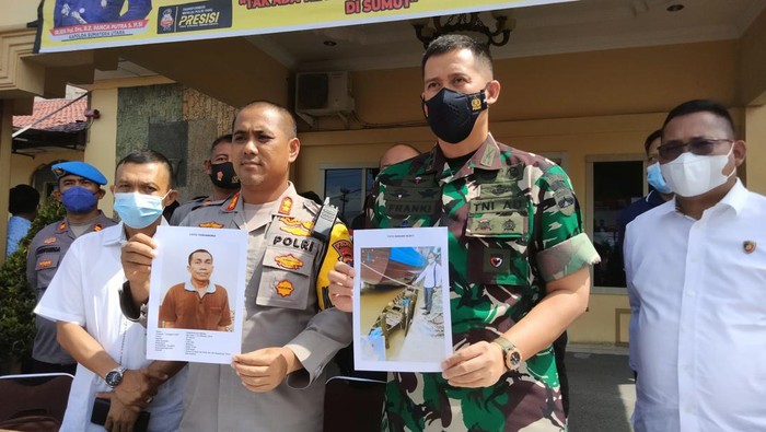Kapolres Asahan, bersama Dandim 0208 saat menunjukkan foto tersangka dan sampan kayu yang digunakannya untuk melangsir PMI ilegal. (Perdana Ramadhan/detikcom)