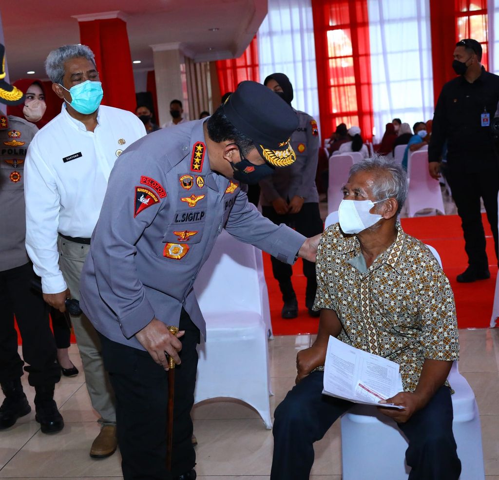 Kapolri Jenderal Listyo Sigit Prabowo meninjau akselerasi vaksinasi di wilayah Jawa Tengah