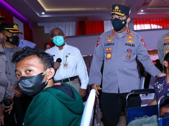 Kapolri Jenderal Pol Listyo Sigit Prabowo memantau vaksinasi di Delanggu.