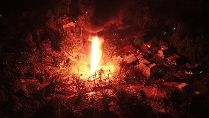 Foto udara kobaran api dari sumur minyak ilegal di kawasan pemukiman penduduk Desa Mata Ie, Kecamatan Ranto Peureulak, Aceh Timur, Sabtu (12/3/2022). Kebakaran di salah satu sumur minyak ilegal pada Jumat (11/3/2022) sekitar pukul 23.30 WIB tersebut mengakibatkan tiga warga mengalami luka bakar serius. ANTARA FOTO/Syifa Yulinnas/rwa.